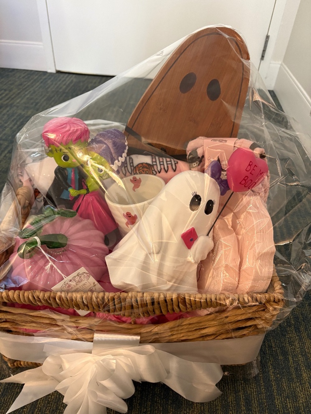 BNWT CITEST PINK THEME HALLOWEEN GIFT BASKET- 8 ITEMS